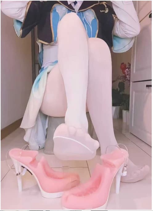 High resolution female foot photo focusing on arches and toes, elegant composition for fetish gallery